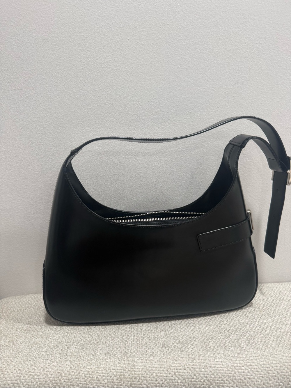 Ferragamo Classic Black Leather Shoulder Bag - Picture 2 of 13